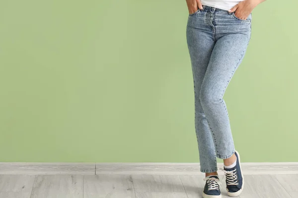 Modieuze Jonge Vrouw Stijlvolle Jeans Buurt Van Kleur Muur — Stockfoto