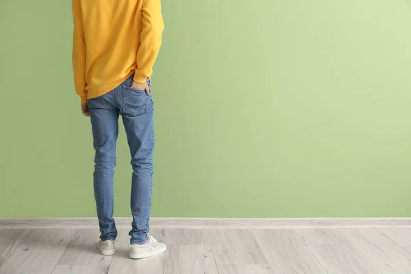 Jovem Moda Jeans Elegantes Perto Parede Cor — Fotografia de Stock