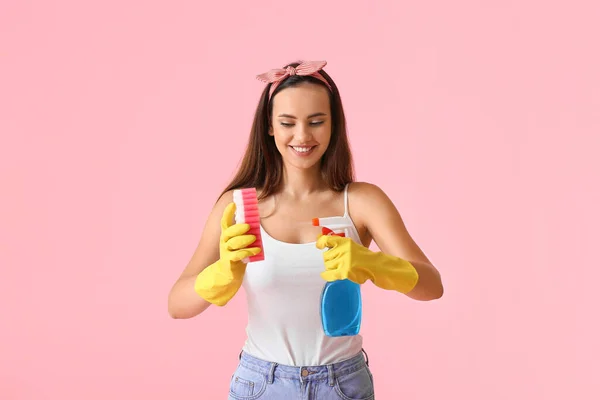 Młoda Kobieta Gąbką Detergentem Tle Koloru — Zdjęcie stockowe