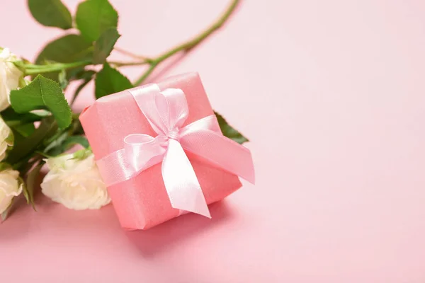 Beautiful Gift Box Flowers Pink Background — Stock Photo, Image