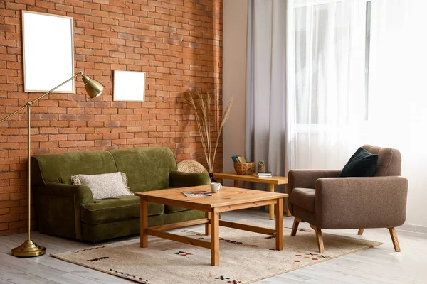 有沙发 扶手椅和木制咖啡桌的时髦客厅室内 — 图库照片