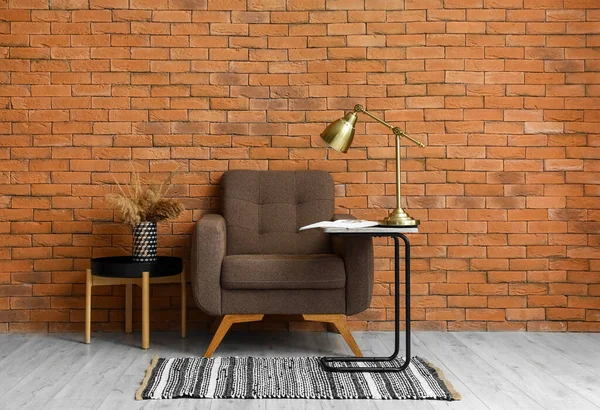 Interieur Eines Modernen Wohnzimmers Mit Weichem Sessel Couchtischen Und Ziegelwand — Stockfoto