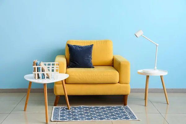 Yellow Armchair Coffee Tables Books Lamp Blue Wall — Stock Photo, Image