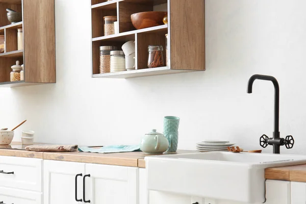 Tetera Con Tazas Mostrador Cerca Pared Luz Cocina — Foto de Stock