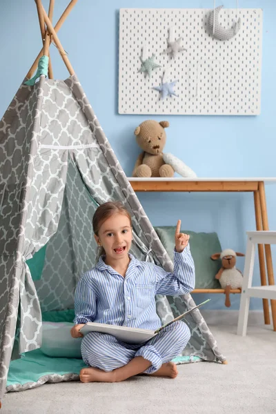 Cute Little Girl Pajamas Book Pointing Hanging Peg Board Blue — Stock Photo, Image