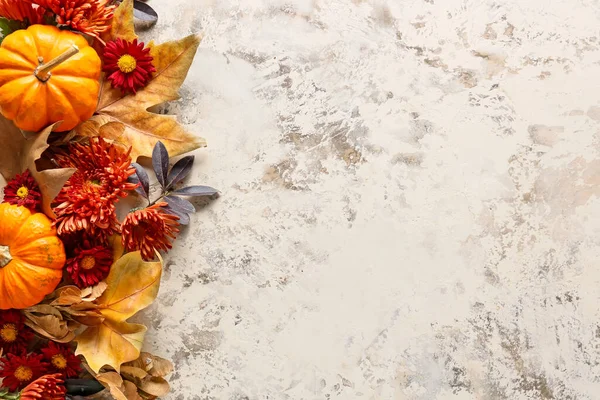 Hermosa Composición Otoñal Con Flores Crisantemo Hojas Calabazas Sobre Fondo — Foto de Stock