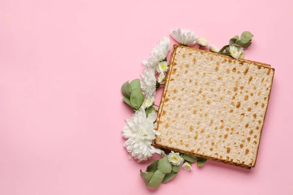 Judisk Tunnbröd Med Blommor Färg Bakgrund — Stockfoto