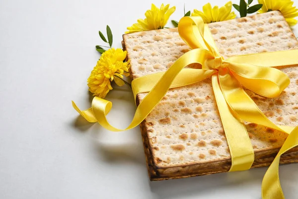Joods Plat Brood Met Bloemen Lichte Achtergrond — Stockfoto