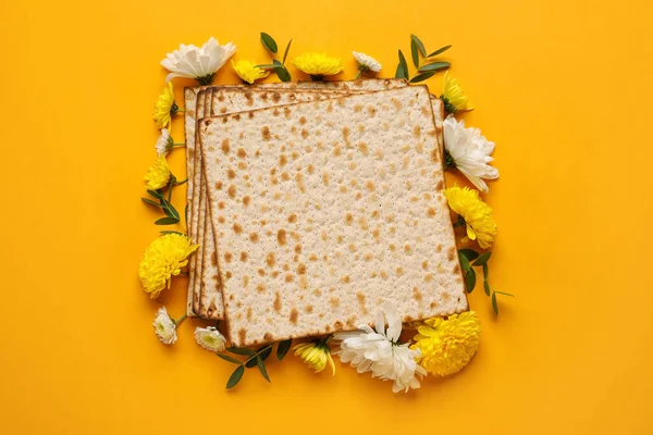 Joods Plat Brood Met Bloemen Kleur Achtergrond — Stockfoto