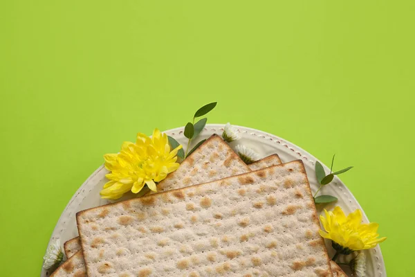 Teller Mit Jüdischem Fladenbrot Zum Pessach Und Blumen Auf Farbigem — Stockfoto