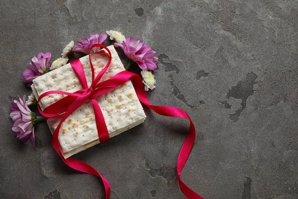 ユダヤ人のフラットブレッドと花のグランジの背景 — ストック写真