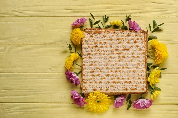 Judisk Tunnbröd Med Blommor Färg Trä Bakgrund — Stockfoto