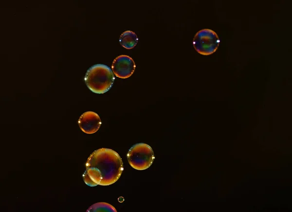 Schöne Seifenblasen Auf Dunklem Hintergrund — Stockfoto
