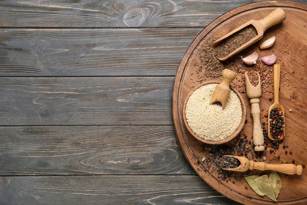 Tavola Con Spezie Sfondo Legno Scuro — Foto Stock