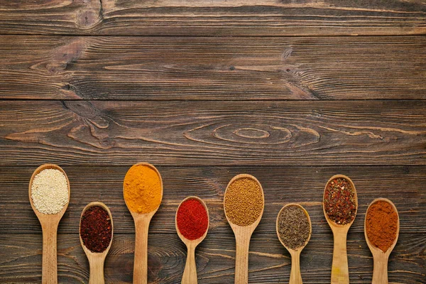 Cucharas Con Especias Sobre Fondo Madera —  Fotos de Stock