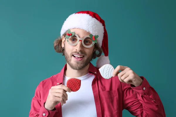 Jongeman Kerstdecor Met Peperkoek Koekjes Groene Achtergrond — Stockfoto