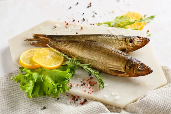 Plateau Avec Des Poissons Hareng Fumé Sur Fond Blanc — Photo