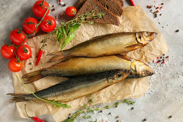 Poissons Hareng Fumés Pain Sur Fond Gris — Photo