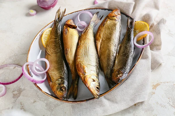 Assiette Avec Des Poissons Hareng Fumés Sur Fond Clair — Photo