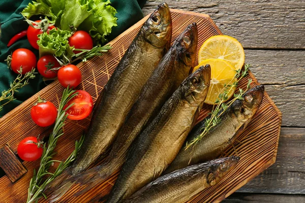 Brett Mit Geräucherten Heringsfischen Auf Dem Tisch Nahaufnahme — Stockfoto