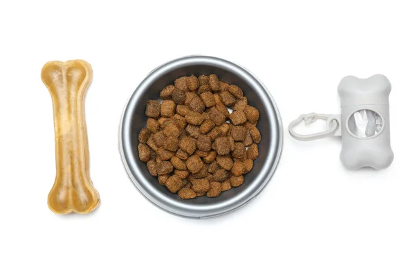 Köpeğe Bir Kase Yemek Kemik Çiğnemek Beyaz Arka Planda Evcil — Stok fotoğraf