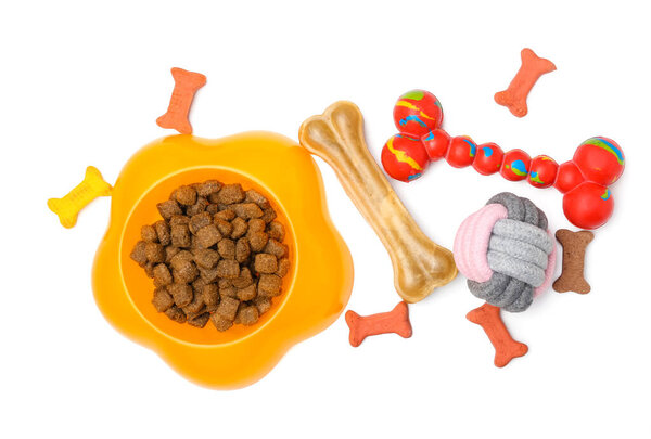 Чаша корма для домашних животных, закуски и игрушки на белом фоне