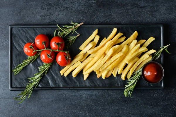 Tabuleiro Com Saborosas Batatas Fritas Tomates Frescos Fundo Preto — Fotografia de Stock