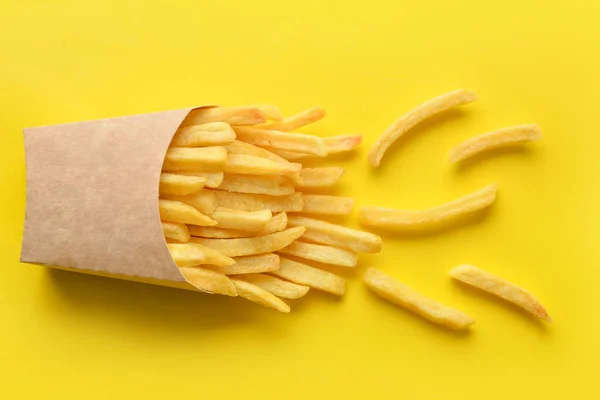 黄色底色的法式薯条 — 图库照片