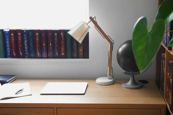 Snygg Arbetsplats Med Modern Laptop Och Böcker Fönsterbräda Hembiblioteket — Stockfoto