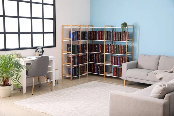 Stijlvolle Werkplek Plank Met Boeken Thuisbibliotheek — Stockfoto