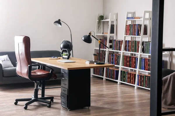 Stilvoller Arbeitsplatz Und Regaleinheit Mit Büchern Der Heimischen Bibliothek — Stockfoto