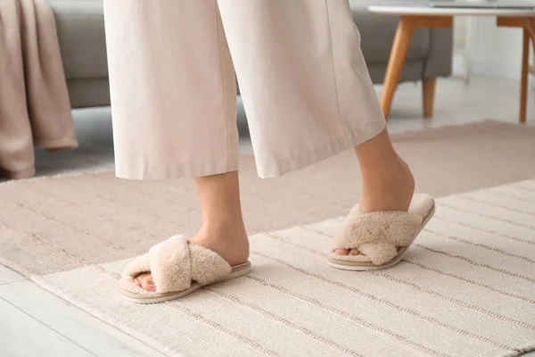 Jonge Vrouw Zachte Comfortabele Slippers Thuis — Stockfoto