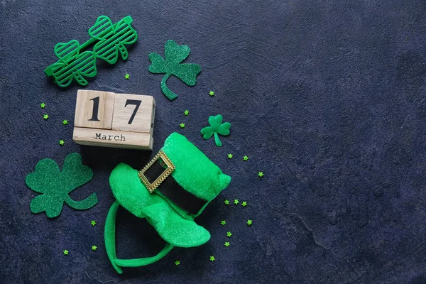 Leprechaun Hat Clover Leaves Calendar Date Patrick Day Dark Background — Stock Photo, Image