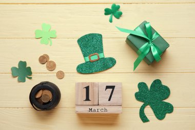 Altın sikkeli Leprikon saksısı, hediye ve takvim üzerinde Aziz Patrick Günü tarihi olan ahşap arka planda