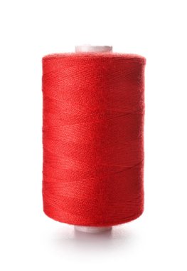 Beyaz arkaplanda kırmızı dikiş ipliği makarası