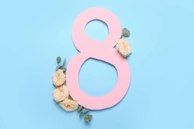 Uluslararası Kadınlar Günü için mavi arka planda çiçekler olan tebrik kartı