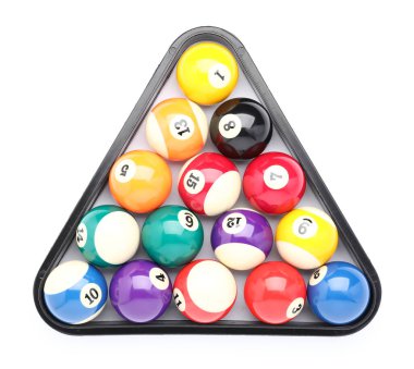 Beyaz arkaplanda üçgen şeklinde bilardo topları