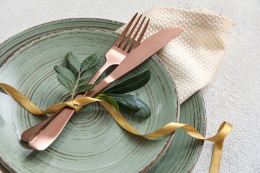 Işık arkaplanı üzerindeki basit tablo ayarlarını stil et, kapat