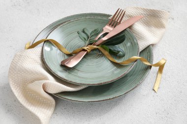 Işık arkaplanı üzerindeki basit tablo ayarlarını stil et, kapat