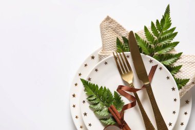 Beyaz arkaplanda basit tablo ayarları ve tarçın