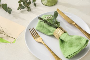 Hafif ahşap arka planda çiçekli basit masa ayarları, yakın plan