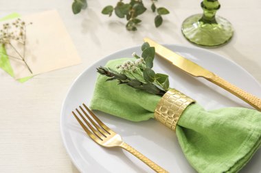 Hafif ahşap arka planda çiçekli basit masa ayarları, yakın plan