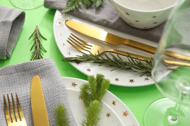 Yeşil arkaplanda basit tablo ayarları, yakın plan