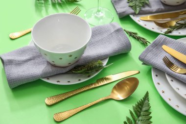 Yeşil arkaplanda basit tablo ayarları, yakın plan