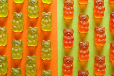 Renkli arka planda lezzetli jöle ayılar, yakın plan