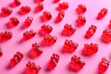 Tatlı jöle ayılar pembe arka planda, yakın plan