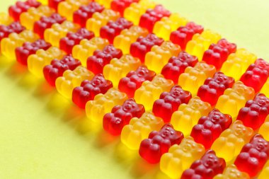 Renkli arka planda lezzetli jöle ayılar, yakın plan
