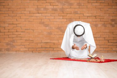 Müslüman adam evde namaz kılıyor