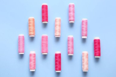 Mavi arkaplanda iplik makaraları