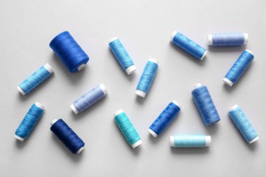 Işık arkaplanındaki iplik makaraları